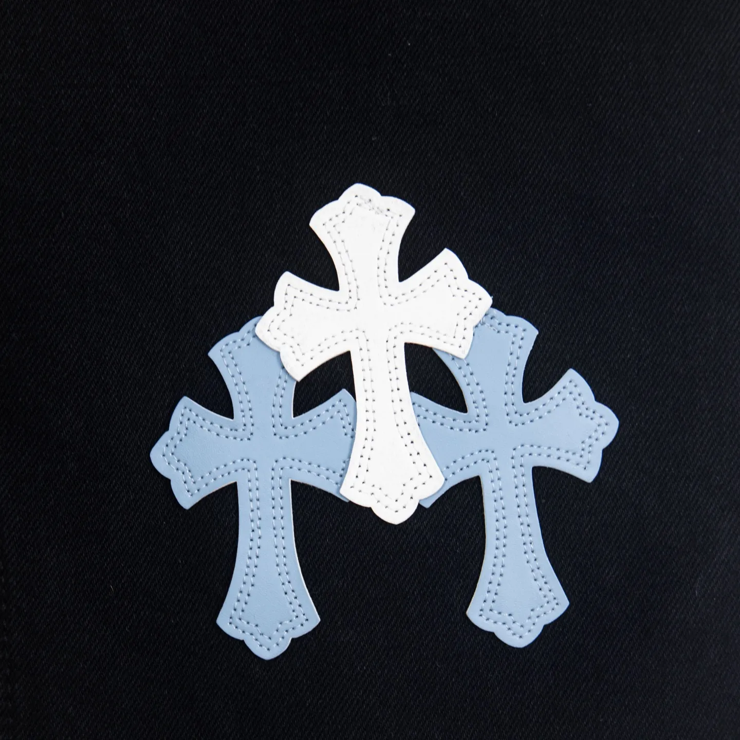 P260 Chrome Hearts Black Pants Sanskrit Blue and White Patch Leather Jeans CH jeans need to be washed before being dismantled and then hand-stitched with sheepskin cross leather and then spliced ​​together. The whole piece has too many craftsmanship to describe. The patches are decorated with cross patterns and the high-waisted washed jeans! ! Absolutely high-end luxury products, god-level single products and super popular products, made with top heavy industry, a must-see magic weapon. Customized hardware. The fabric is thick and soft after washing. It has good breathability. Customized small leather label. Unique design. The details are simple and elegant, and the workmanship is exquisite. The entire trousers are neatly routed and the details are in place! It’s so cool that both men and women can easily control the genderless trend! Style number: 1873# Color: black Size: 28 30 32 34